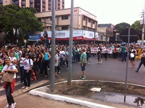 Milhares de servidores públicos saem às ruas de Maringá
